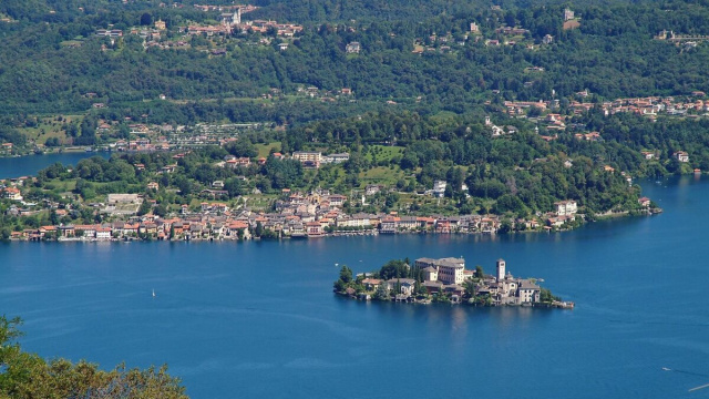 Il Lago d'Orta, con le sue acque tranquille e la vista sull'Isola di San Giulio, &egrave; un'alternativa suggestiva alle mete balneari pi&ugrave; affollate.