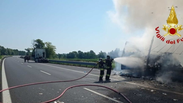 Incendio di un autoarticolato sull'A28: chiusura tratto &copy; Creative Commons