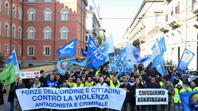 Manifestazione delle Forze dell'Ordine in corteo a Torino (VIDEO ... &copy; Creative Commons