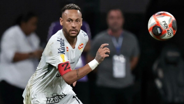 Neymar in azione durante la sua prima partita con la maglia del Santos dopo il suo ritorno contro il Corinthians il 12 febbraio 2025.