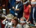 Protesta Avs alla Camera: deputati con occhi bendati per il caso Delmastro
