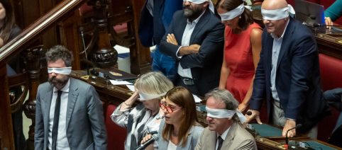 Protesta Avs alla Camera: deputati con occhi bendati per il caso Delmastro
