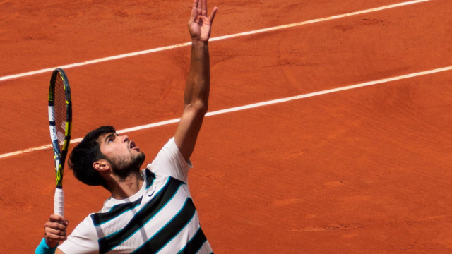 Carlos_Alcaraz_-_Roland_Garros_2025_-_serving_(cropped).jpg