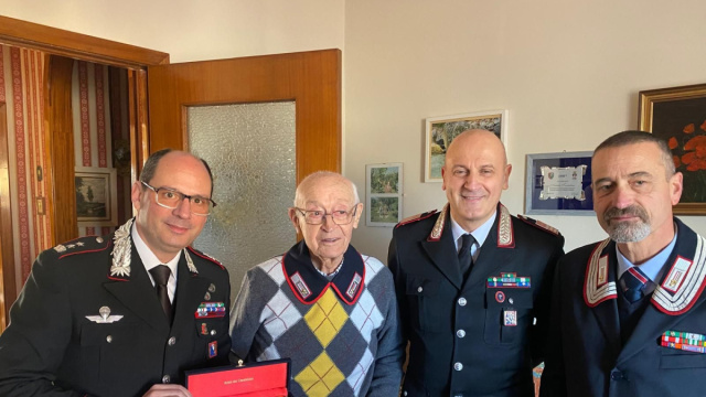 I Carabinieri festeggiano a Novi i 101 anni di Natale Toccalino ... &copy; Creative Commons