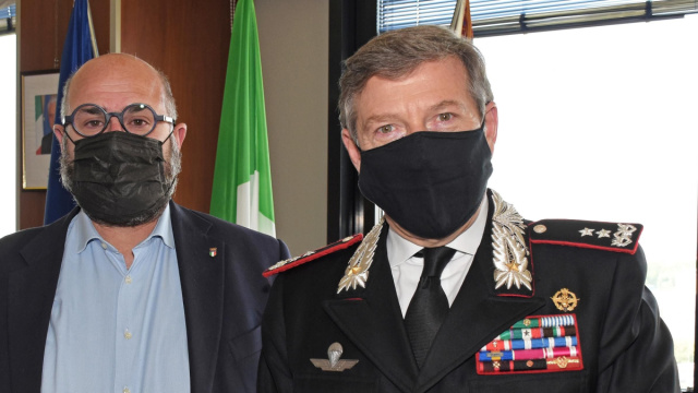Il presidente Bui saluta il generale dei carabinieri Fabrizio ... &copy; Creative Commons