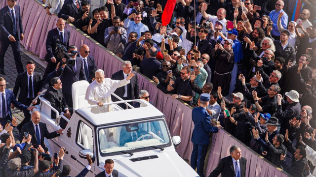 Pope_Leo_XIV_in_the_popemobile_at_his_inauguration.jpg