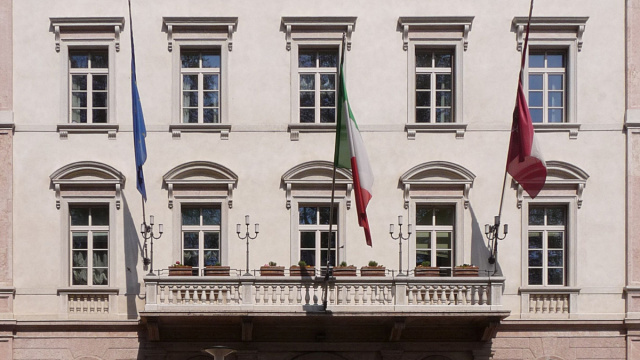 File:Trento-Palazzo della Provincia Autonoma di Trento-front.jpg ... &copy; Creative Commons