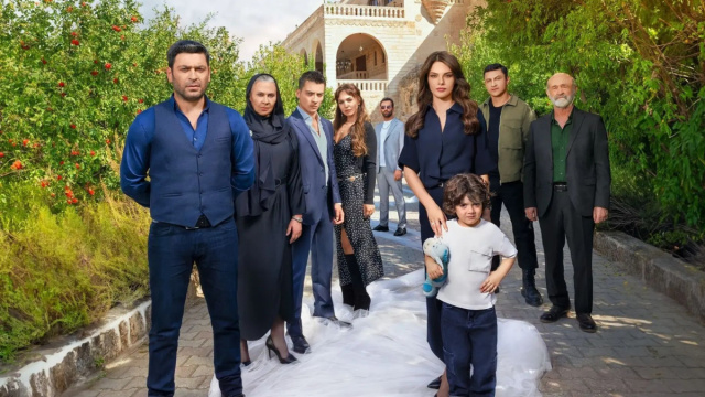 In foto il cast della soap opera &copy; Mediaset