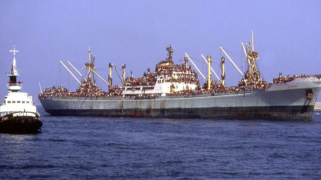 La Vlora in arrivo al porto di Bari l'8 agosto 1991.
