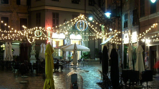 File:Piazza delle Erbe Genova 03.jpg - Wikipedia &copy; Creative Commons