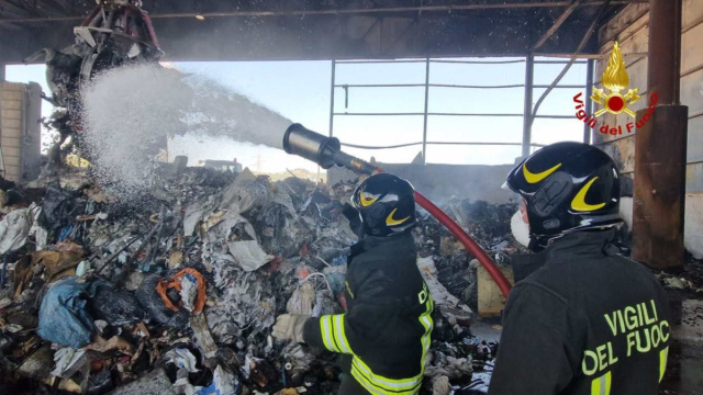 Incendio alla Italservizi di Porto d'Ascoli: densa nube di fumo &copy; Creative Commons