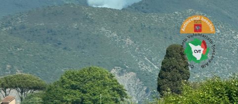 Fiamme in Toscana: roghi a Massa Marittima e Anghiari, interventi in corso