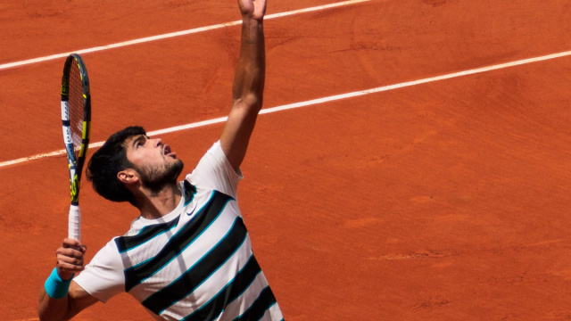Alcaraz torna agli Us Open e supera Safiullin in tre set