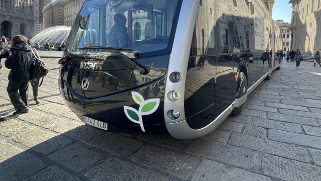 Amt Genova sta testando l'ie tram Irizar da 18,7 metri &copy; Creative Commons