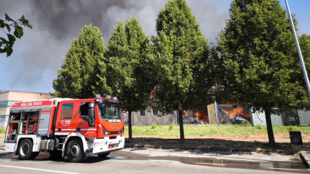 Azienda tessile in fiamme, alta colonna di fumo nella zona ... &copy; Creative Commons