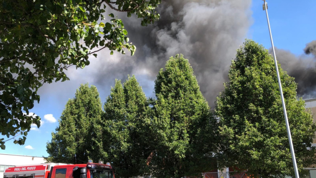 Devastante incendio al Macrolotto Due: in fiamme il capannone di ... &copy; Creative Commons