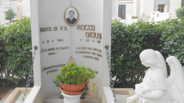 File:Tomba monumentale nel cimitero di Triggiano (Bari) dedicata a ... &copy; Creative Commons