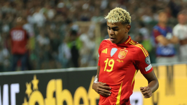 In foto Lamine Yamal con la maglia della Spagna. Wikimedia Commons.