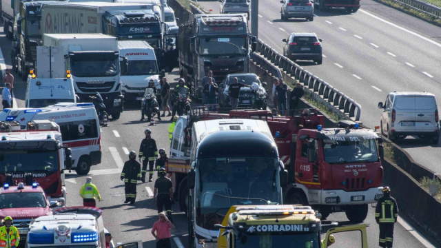 Incidente in A1 oggi Reggio Emilia: furgone tampona pullman di ... &copy; Creative Commons