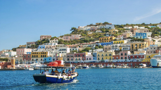 Traghetti e Aliscafi Ponza e Ventotene: Orari e Prezzi 2026 ... &copy; Creative Commons