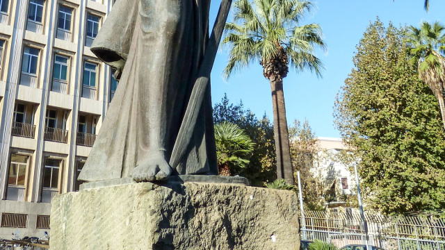 File:Bari Tribunale Civile Statua della Giustizia.jpg - Wikipedia &copy; Creative Commons