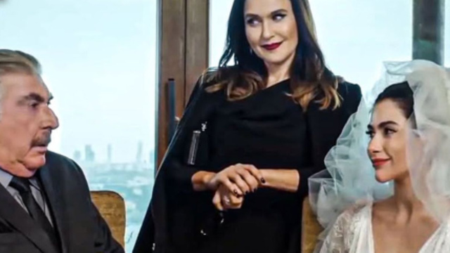 Hasan Ali, Ender e Sahika di Forbidden Fruit &copy; Mediaset.