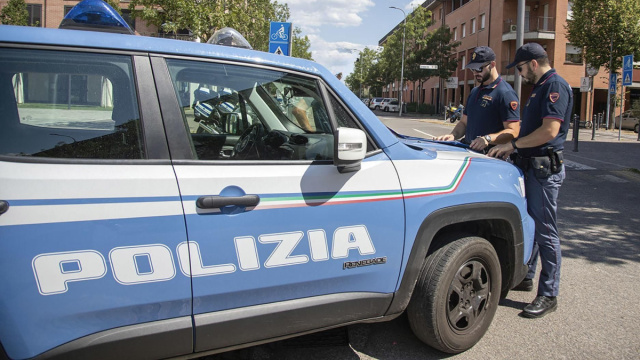 I ladri sull'auto a noleggio. Fermati dalla polizia con due ... &copy; Creative Commons