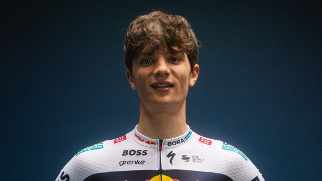 Giulio Pellizzari al Giro d'Italia 2025 al fianco di Primoz Roglic ... &copy; Creative Commons