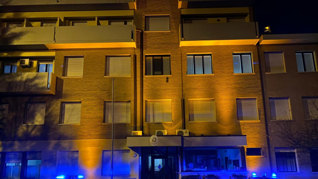 La Caserma dei Carabinieri della Compagnia di Urbino si illumina ... &copy; Creative Commons