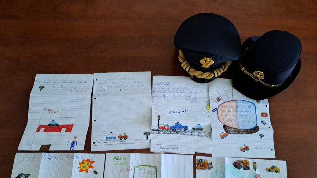 LA POLIZIA DI STATO RICEVE UN RINGRAZIAMENTO SPECIALE: I BAMBINI ... &copy; Creative Commons
