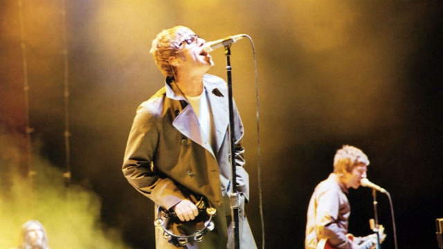 Liam (in primo piano) e Noel Gallagher in concerto nel 2005