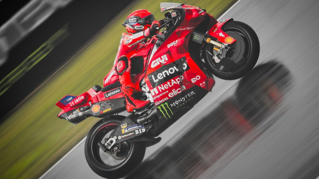 M&aacute;rquez sul bagnato nel Gran Premio della Repubblica Ceca 2025, dove ottiene la 70&ordf; vittoria in MotoGP