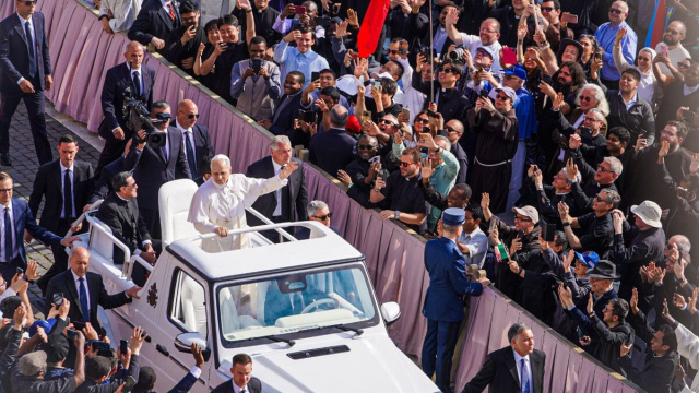 Pope_Leo_XIV_in_the_popemobile_at_his_inauguration.jpg