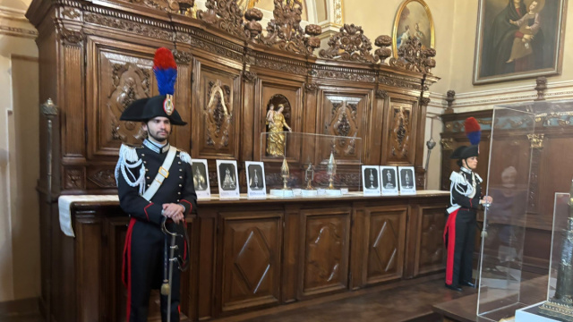 Chieri. Mostra sul Tesoro del Duomo. I Carabinieri in alta ... &copy; Creative Commons