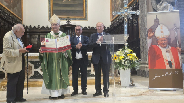 Mons. Angelo Spina ha ricevuto il Premio internazionale Giovanni ... &copy; Creative Commons