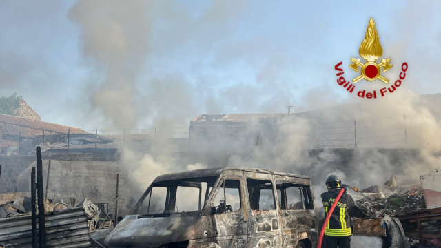 Catania, incendio nella zona del Faro Biscari, sul posto i ... &copy; Creative Commons