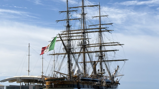 Il porto di Cagliari d&agrave; il benvenuto all'Amerigo Vespucci ... &copy; Creative Commons