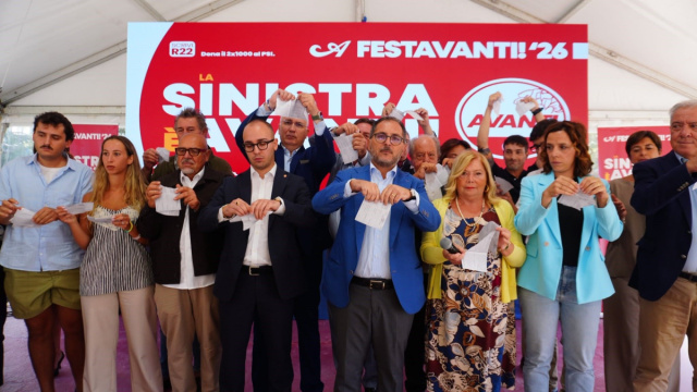 Legge elettorale, per protesta i Socialisti strappano le tessere ... &copy; Creative Commons