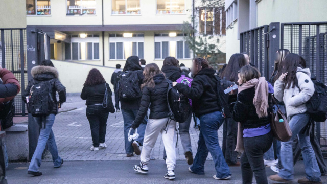 Milano, il rientro a scuola pi&ugrave; triste: banchi vuoti e fiori per ... &copy; Creative Commons