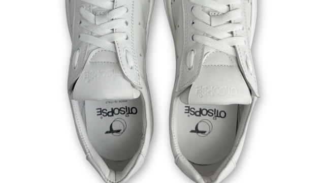 Sneakers bianche in pelle &copy; Creative Commons