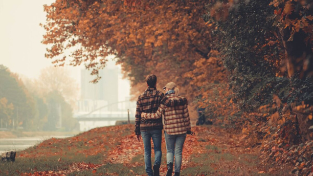 Una coppia che passeggia nella natura autunnale-&copy; Pexels