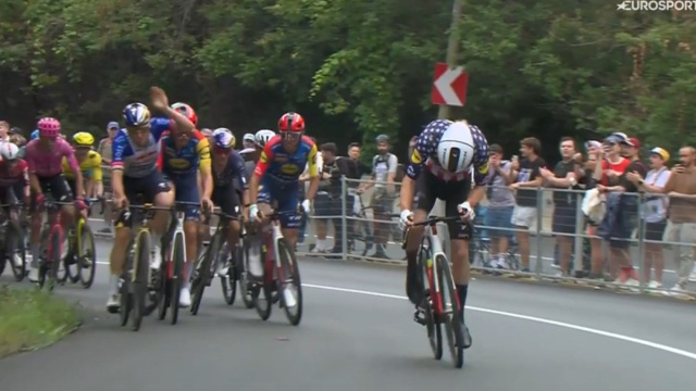 Remco Evenepoel infuriato con Skujins - &copy; Screenshot Eurosport