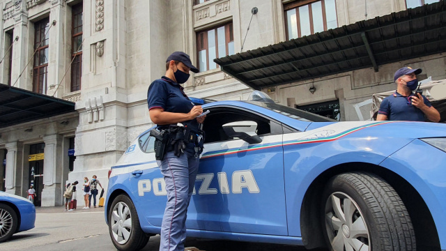 Strappa 20 euro e scappa: arrestato a Milano dalla Polizia in ... &copy; Creative Commons