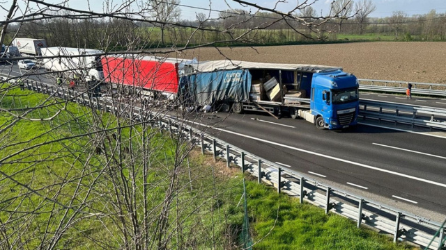 Tamponamento tra due camion in A21 tra Stradella e Castel San ... &copy; Creative Commons