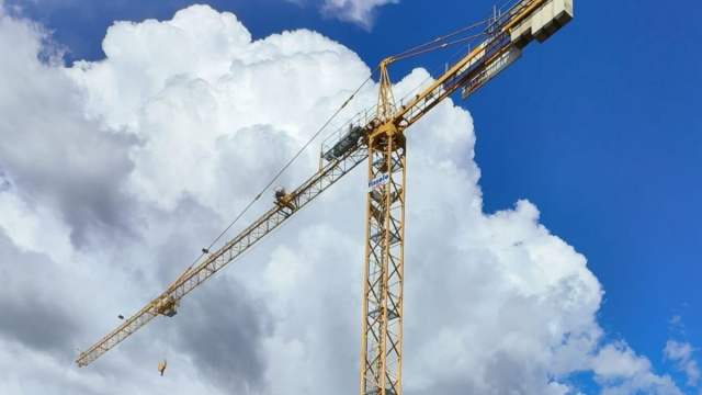 Una gru e una trivella nel cantiere del nuovo ospedale &copy; Creative Commons
