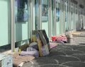 Napoli, degrado via Nuova Marina: tornano i giacigli dei senzatetto davanti alla banca