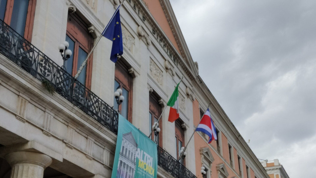 Bandiera della Costa Rica sulla facciata di Palazzo di Citt&agrave; ... &copy; Creative Commons