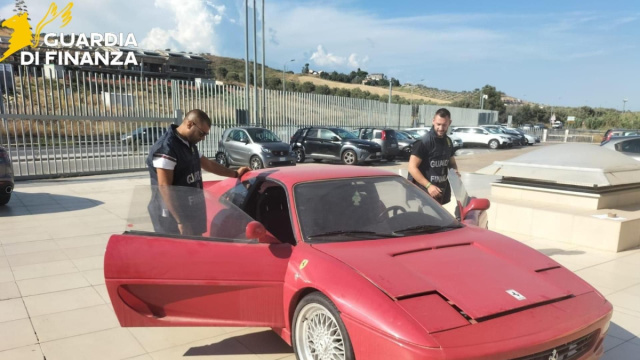 Falsa Ferrari sequestrata dalla Guardia di Finanza di Catanzaro ... &copy; Creative Commons