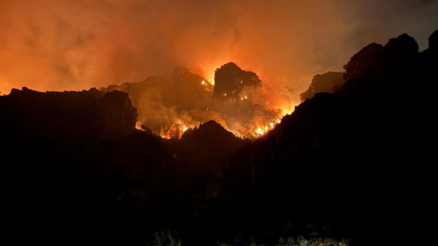 Incendi, ancora focolai attivi fra le costiere amalfitana e sorrentina &copy; Creative Commons