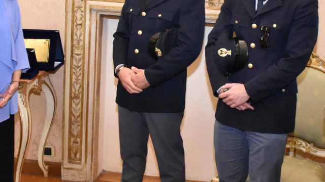 Pesaro: consegna delle attestazioni. - Questura di Pesaro Urbino ... &copy; Creative Commons